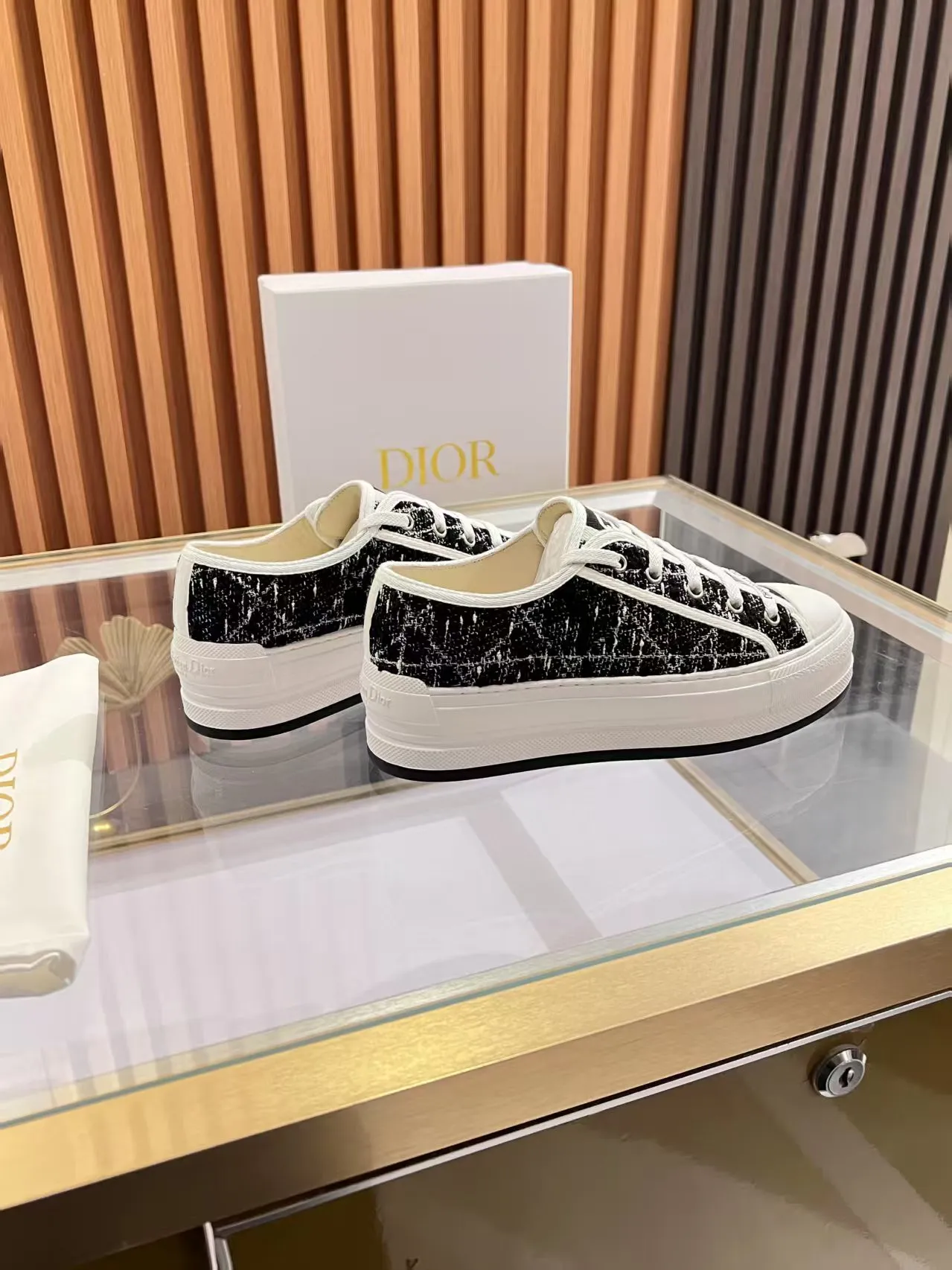 👟👟Ex-factory price 520👟👟 Walk‘n’Dior embroidered mid-top casual shoes are new in 2025. On the fashion stage, Dior embroidered shoes are the well-deserved protagonist. Delicate stitching is used on the upper, every stitch is devoted to the craftsman's efforts, and every thread is woven with artistic poetry. From complex floral patterns to smart geometric textures, embroidery is like the magic that gives shoes life, allowing them to show dynamic beauty even in static conditions.   Wearing Dior embroidered shoes feels like stepping into a dream world full of art. It is not only a pair of shoes, but also a walking piece of art that perfectly integrates fashion and culture. Whether you are strolling on the bustling city streets or attending important social occasions, Dior embroidered shoes can add unique charm to your style and become the focus of everyone's attention.   Choosing Dior embroidered shoes means choosing a persistent pursuit of quality and a unique understanding of fashion. Let it accompany you through every wonderful moment and leave your own fashion mark.  Material: Sheepskin lining, feet, silk cowhide, size 35-41, heel height 5cm